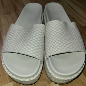 Matisse White faux croc look platform slide. Womens 10